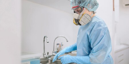 Imagen de aplicación de respirador reutilizable desinfectante y químico para el cuidado de la salud.
