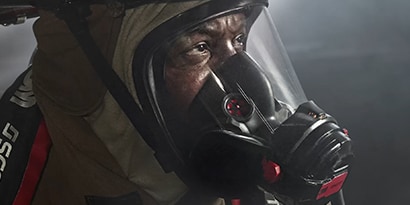 Close up of firefighter wearing Vision C5 facepiece
