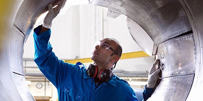 Ingeniero de aeronaves inspecciona el propulsor reverso de un 737
