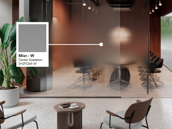 Imagen de una sala de conferencias de oficina moderna con colores cálidos, pisos de piedra y plantas, con información destacada del producto para acabados de vidrio Mist.
