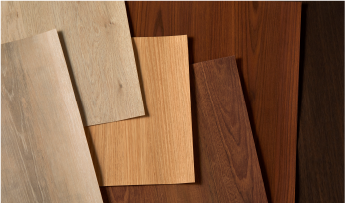 Varios acabados arquitectónicos con textura de madera.
