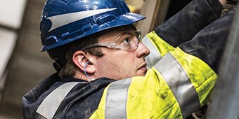Trabajador con orejeras de protección auditiva 3M
