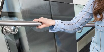 mano en una barandilla de escalera limpia.
