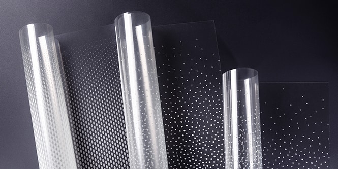 Se desenrollan tres rollos de acabado de vidrio 3M FASARA con patrones de gradación de puntos.
