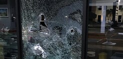 Fragmentos de ventana rota que se mantienen unidos con una película protectora para ventanas.