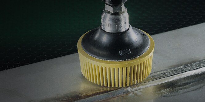 Imagen que muestra el proceso de limpieza de soldadura y salpicaduras de soldadura en acero inoxidable en acción.
