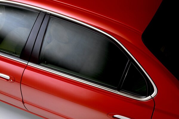 An animation shows how the suns rays bounce off the tinted windows of a sedan.
