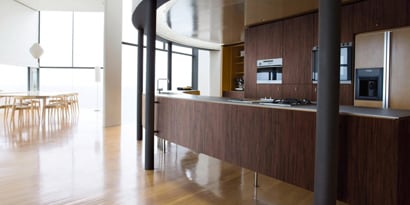 Una cocina con acabados decorativos color madera.
