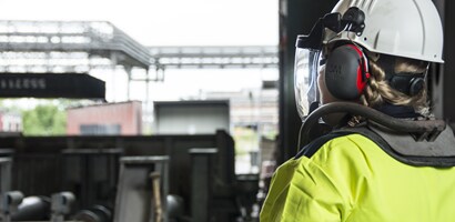 Trabajador con comunicaciones protectoras 3M Peltor en el lugar de trabajo
