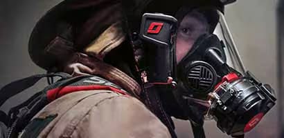 Un hombre está utilizando equipo de protección personal (EPP) de 3M para seguridad contra incendios
