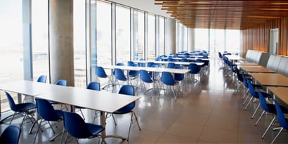 Una sala luminosa con sillas azules. 
