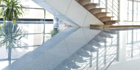 Una escalera blanca con el reflejo de una persona.
