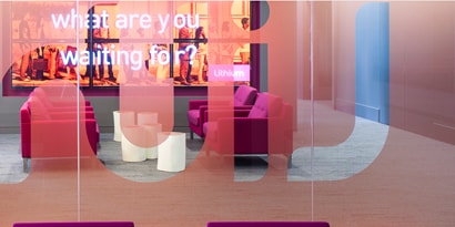 Una ventana con acabados para vidrio color rosado.
