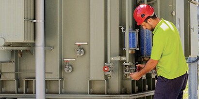 hombre revisando el equipo de la instalación
