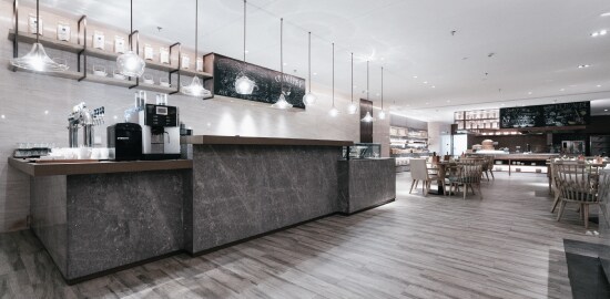 Un restaurante con los acabados arquitectónicos de 3M.
