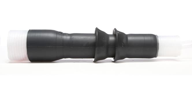 Conector de goma negra con dos anillos de sellado ensanchados, mostrado horizontalmente sobre fondo blanco.
