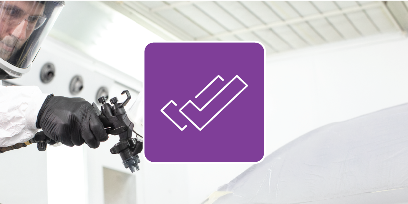 Técnico de pintura pintando un coche con icono ilustrativo de marcas de verificación sobre la imagen
