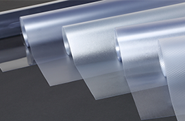 Cinco rollos de laminado superior ejemplifican la variedad de acabados para películas gráficas.
