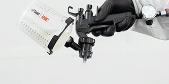 Técnico de pintura pulverizando vehículo
