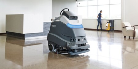 Una máquina de limpieza de pisos en una instalación.
