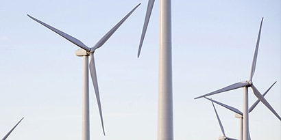 Vista aérea del tendido eléctrico rural
